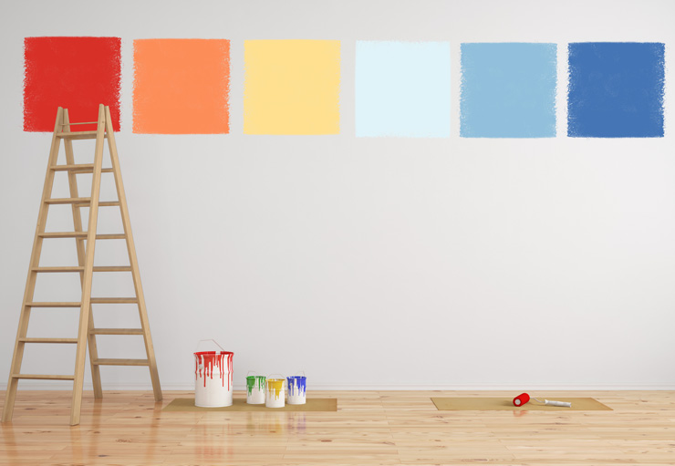 Leiter vor einer Wand mit mehreren Farbmustern